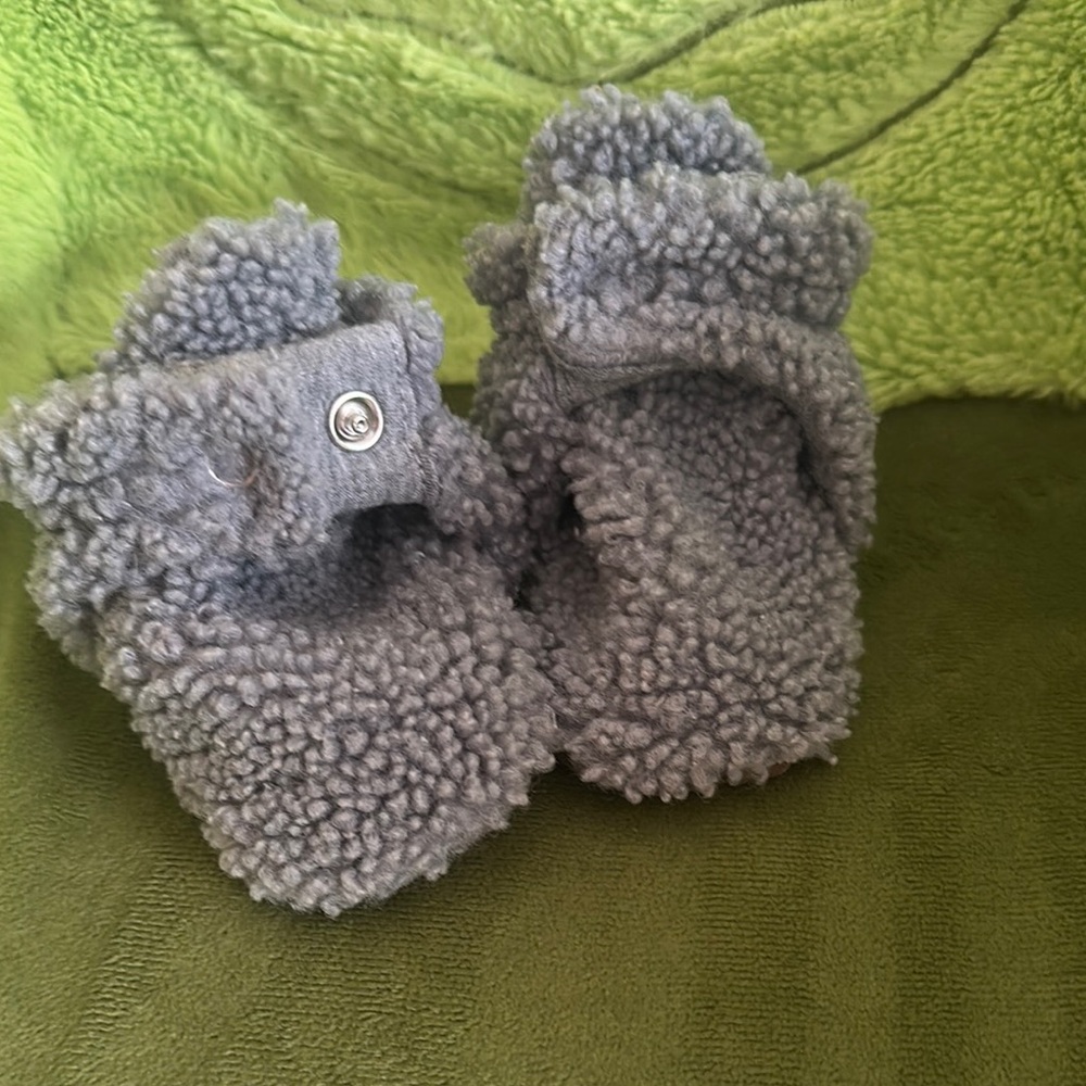 Robeez Sherpa Gray Baby Booties 3-6 months